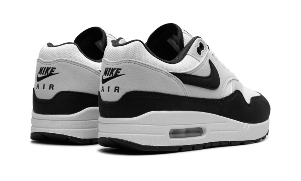 max 1 white black Gearsnkrs