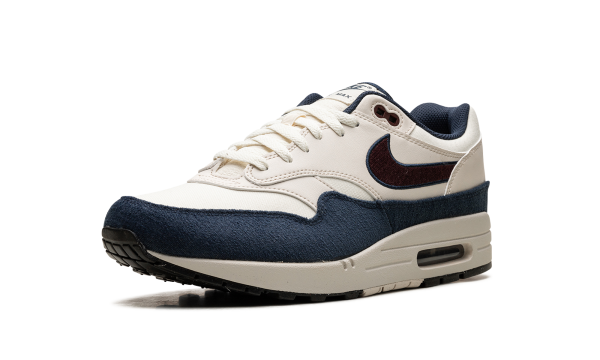 max 1 white qnhau Gearsnkrs