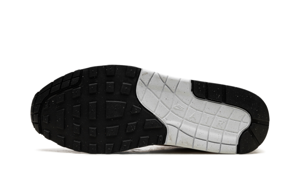 max 1 white university gold black gzmeq Gearsnkrs